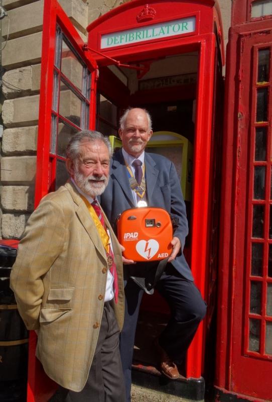 L-R John Summers and Dion Hickin of Witney Rotary Club with the AED