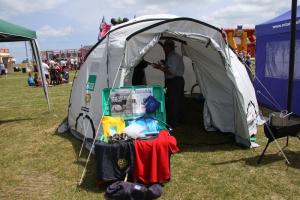 Demonstrating the content and the size of the tent included in the ShelterBox.
