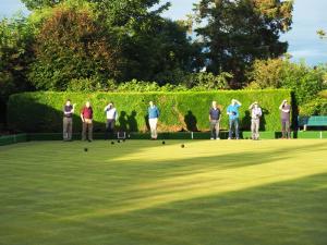 Rotarians and Round Tablers (past and present) gathered for friendly competition once again at Comrie Bowling Club.