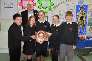 Lawrie Orr with Bridge of Allan Primary team members and their trophy.

