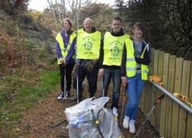 Interactors collect rubbish at local monument