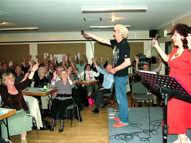 Dandy gets the audience swinging