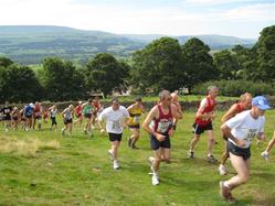 Runners on first hill inHerriot Run 2008 