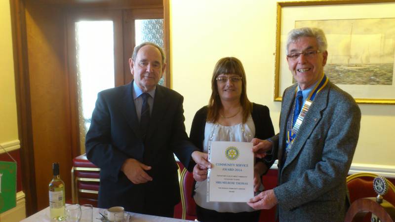 Mel’s daughter Karen Docwra and her partner Mike Cable receiving the award on Mel’s behalf.  Rtn. John Newman presenting the Certificate
