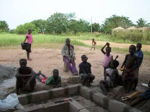 Enthusiastic volunteers helping to create the vital water borehole.  Water = life !!