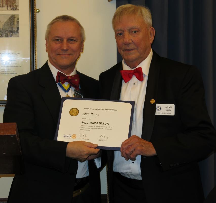 DG Bob Maskall presents Paul Harris Award to Rt Alan Parry