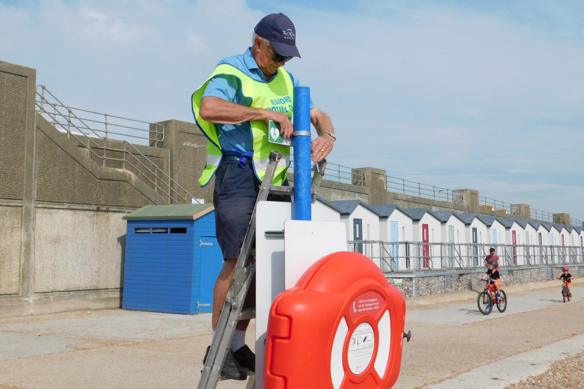 Rotarian Frank Thompson installing the sign at Bönningstedt beach huts