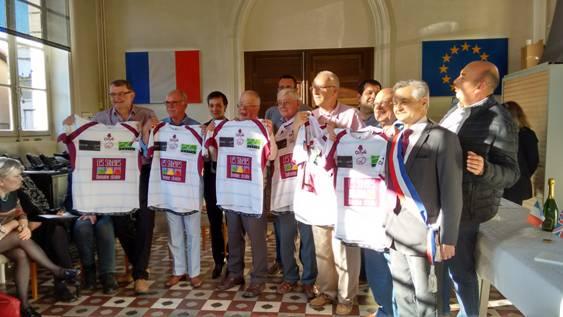 Club members displaying the rugby shirts of Bourgoin-Jallieu with the Mayor in the foreground.