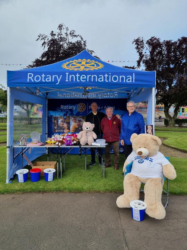 Carluke Rotary Club active again and another great Galaday .
Here we see the Rotary gazebo and team all geared up and ready to go to engage within the community. 