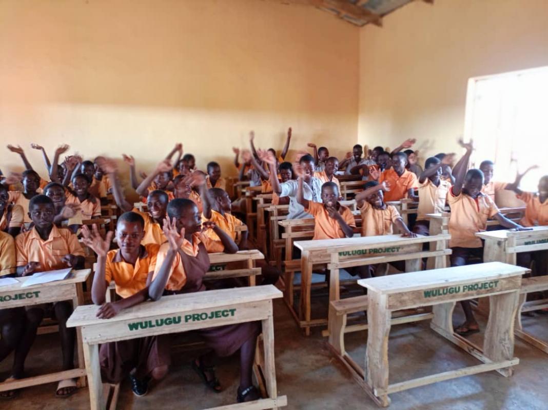 Desks for school in Ghana - Pupils at their desks