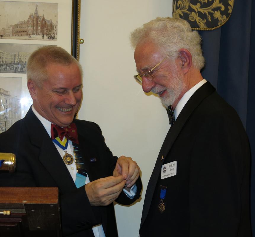 DG Bob Maskall presents Paul Harris Award to Rt Harry Taylor