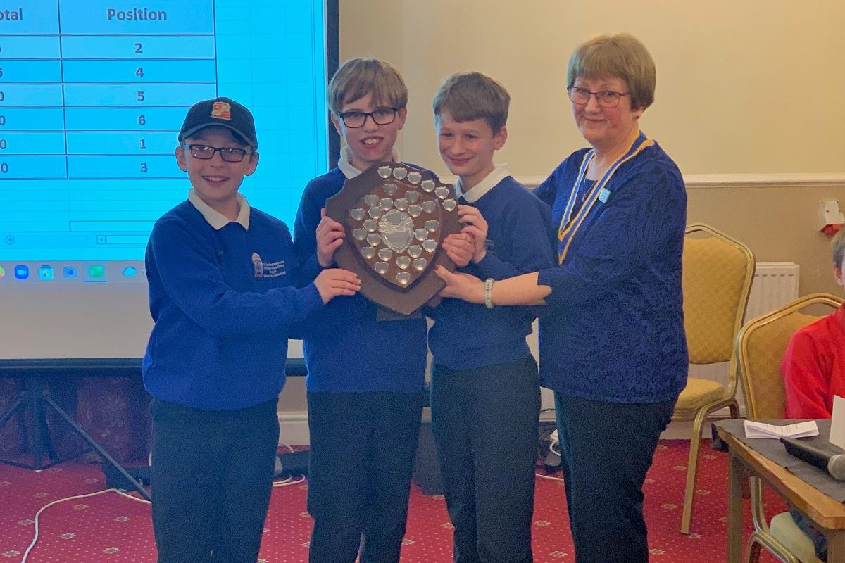Junior Schools Quiz 2022 - President Gill presents the Rotary Trophy to the St Bart's team