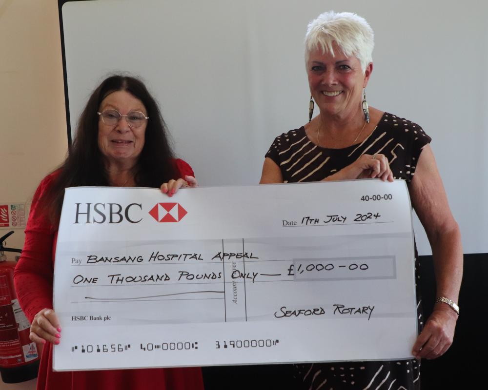 Immediate Past President Mandy Davis presenting Anita Smith MBE, MRG with the President’s donation