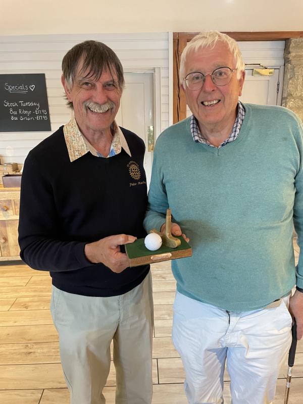 Ian Ross receives the Putting Trophy from Pater Mackay