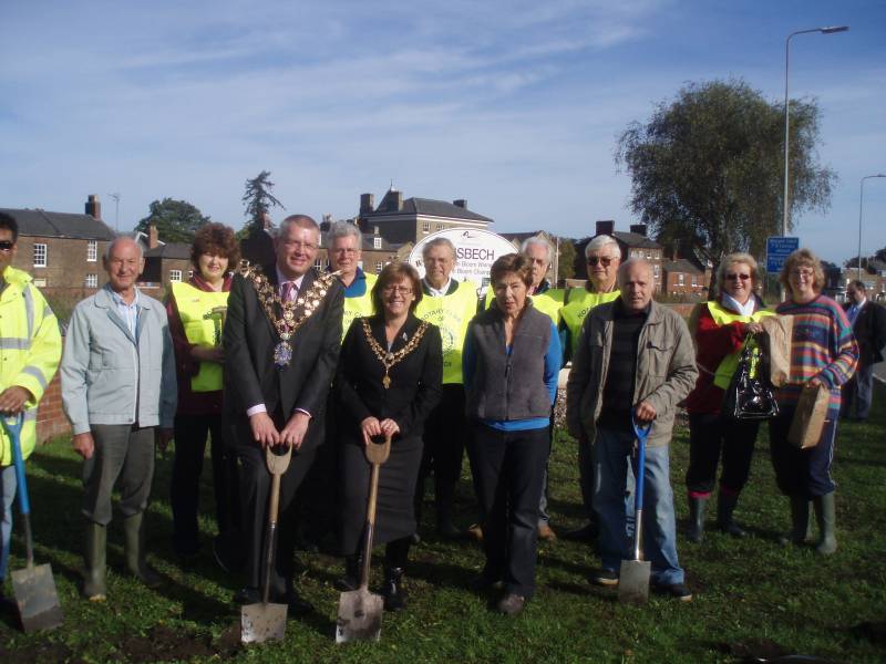 The Mayor, Consort and Rotarians at work