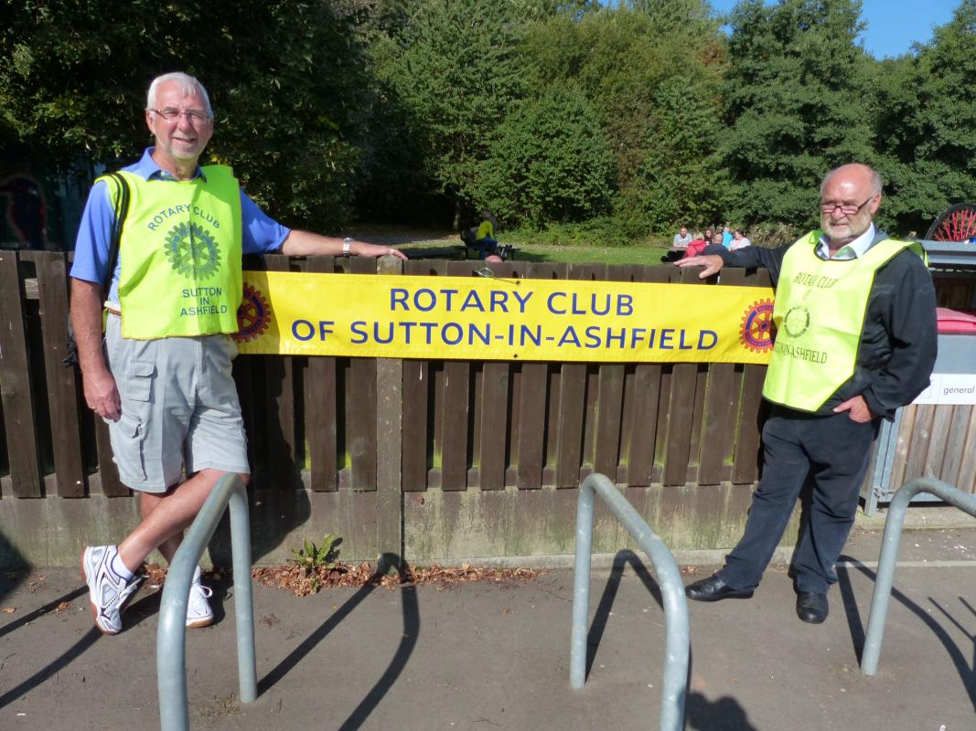 President Geoff & Past President Chris start the walk