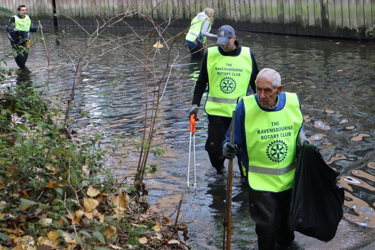 Ravensbourne Rotary Club cleaning the River Ravensbourne