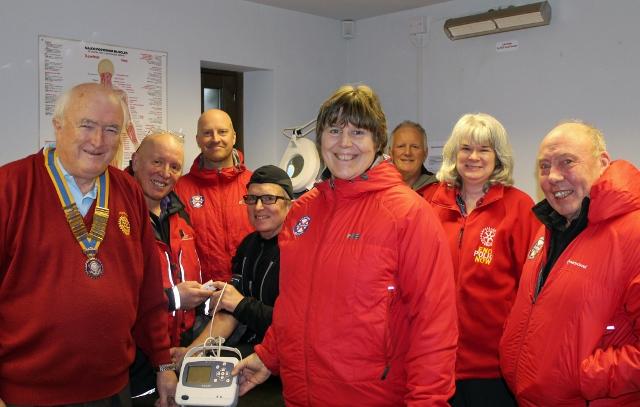 Charlie Shepherd (Rotary Club of Penrith) with Jacquie Freeborn and Wendy Aldred (Rotary Cumbria and Lancashire) and members of Patterdale MRT demonstrating a Propaq in action.