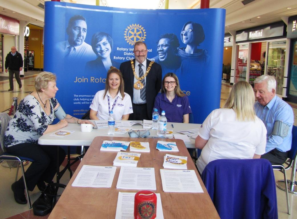 Mayor with nurses.