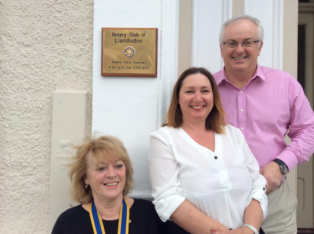 Rotary President Rosalind Hopewell and Cae Mor proprietors Sheryl and Marc Viercant at the entrance to the hotel, guarding the new plaque