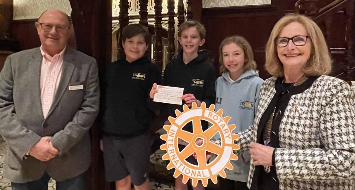 Troon Tennis Club Juniors receiving a TRCS £200 cheque.
