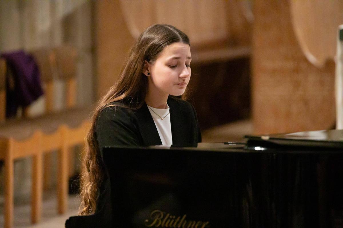 Mariia singing and playing the piano