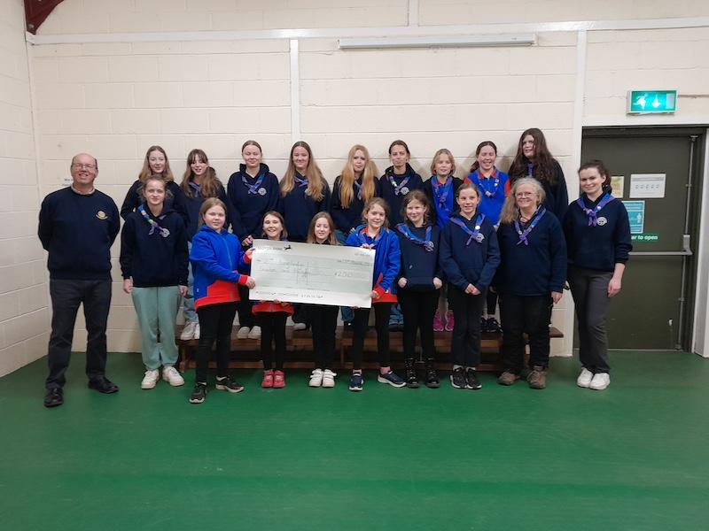 Rtn Gareth Scott with Vicky Smith and members of 2nd Kingsbridge Guides and Rangers