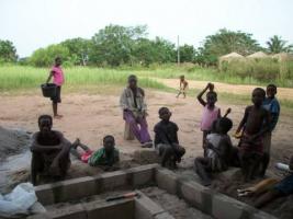 Enthusiastic volunteers helping to create the vital water borehole.  Water = life !!