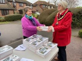 Mayor of Thame Anne Midwinter handing boxes to one of the volunteer drivers