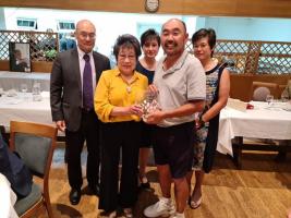 Rosemary Man presenting the Tony Man Trophy to Lei Yeow