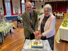 The two Presidents cut the birthday cake