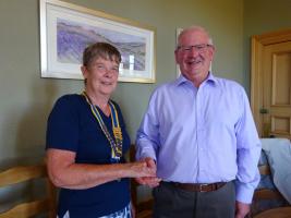 Scott Elliot hands over the Chain of Office to incoming 2018-19 president Mairhi Trickett