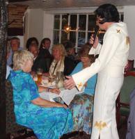 'Elvis' serenades Pres Sue