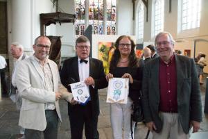 President Erik Meerburg and Secretary exchange gifts with Richard Deavin and Clive Richardson