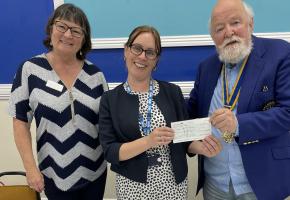 £2000 CHEQUE PRESENTED TO LAURA KENNEDY