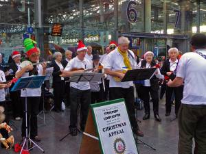 Ukulele Band plays Piccadilli