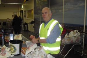 Charity Bag Pack in Port Erin raises £870 on Christmas Eve 2015