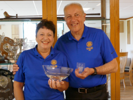 Jackie Wellman presents the winner, Bob Taylor with the trophy