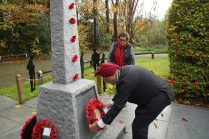 President Manjit Shihn and Rotarian Jenny Owen laying Wreath