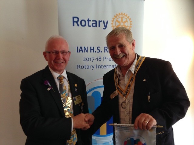 DG Lindsay handing over the Pennant to Club President Colin Mackay.