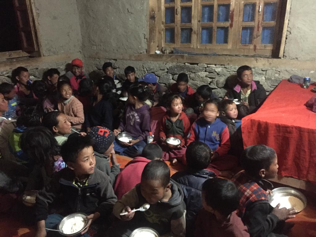 Muchu School children eating