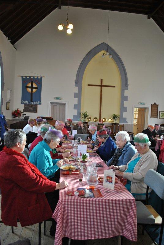 Presents for the elderly - Enjoying the meal 3