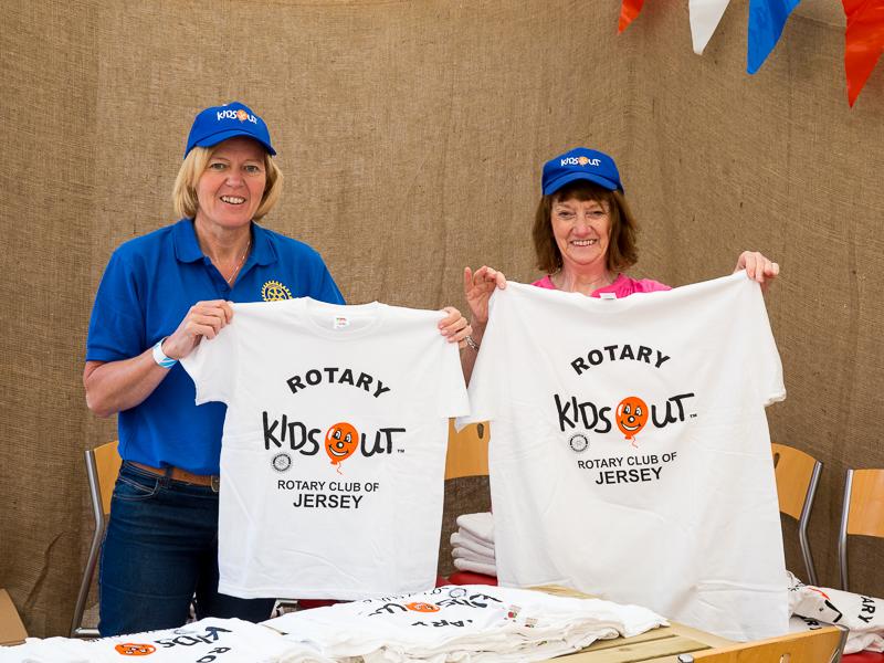 KidsOut Day 2015 - Yvonne and Ann ready to hand out the T Shirts