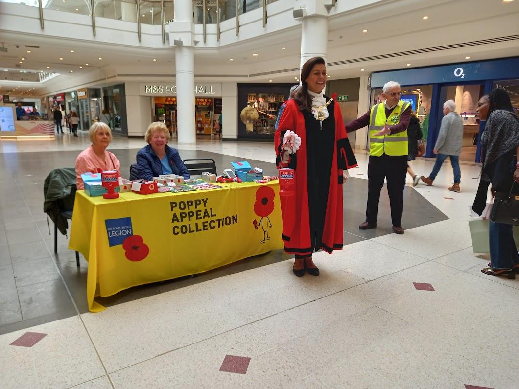 Poppy Appeal - Nov 2022 - The Mayor starts collecting