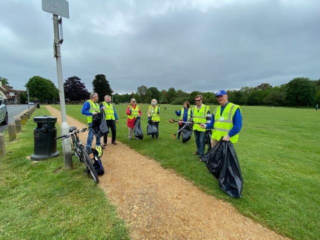 Picking Litter in Gerrards Cross, Chalfont St Peter and Chalfont St Giles - 