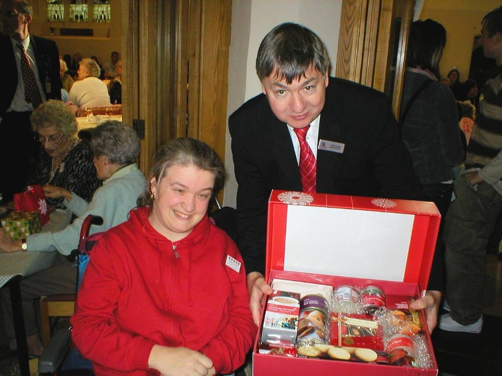 Assisted Shopping Trip 2006 - Tony Dunn from The Chimes presents a hamper