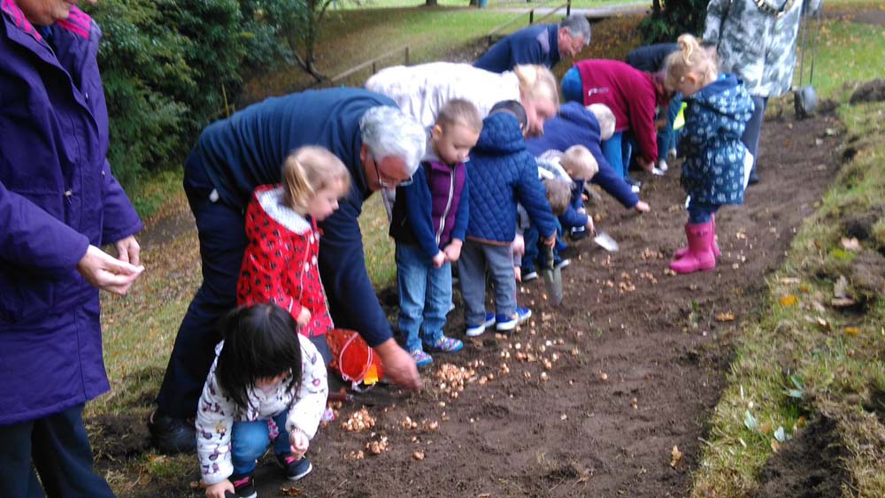 Growing Together to End Polio Now - Purple4Polio Crocus planting at Braybrooke Rec with Garth Under 5s