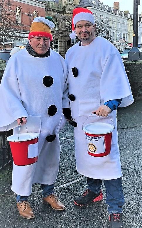 “Thank you!” - Rotarians David Pike and Gavin Davie about to start their Snowman shift
