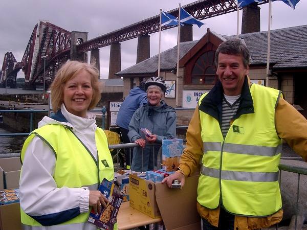 Two Capitals Cycle Run 2007 - Doreen and Dave Riddell dish out the refreshments at South Queensferry