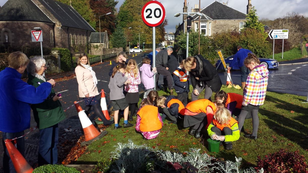 Environmental Review 2021 - Dunblane Primary School Pupils plant crocus